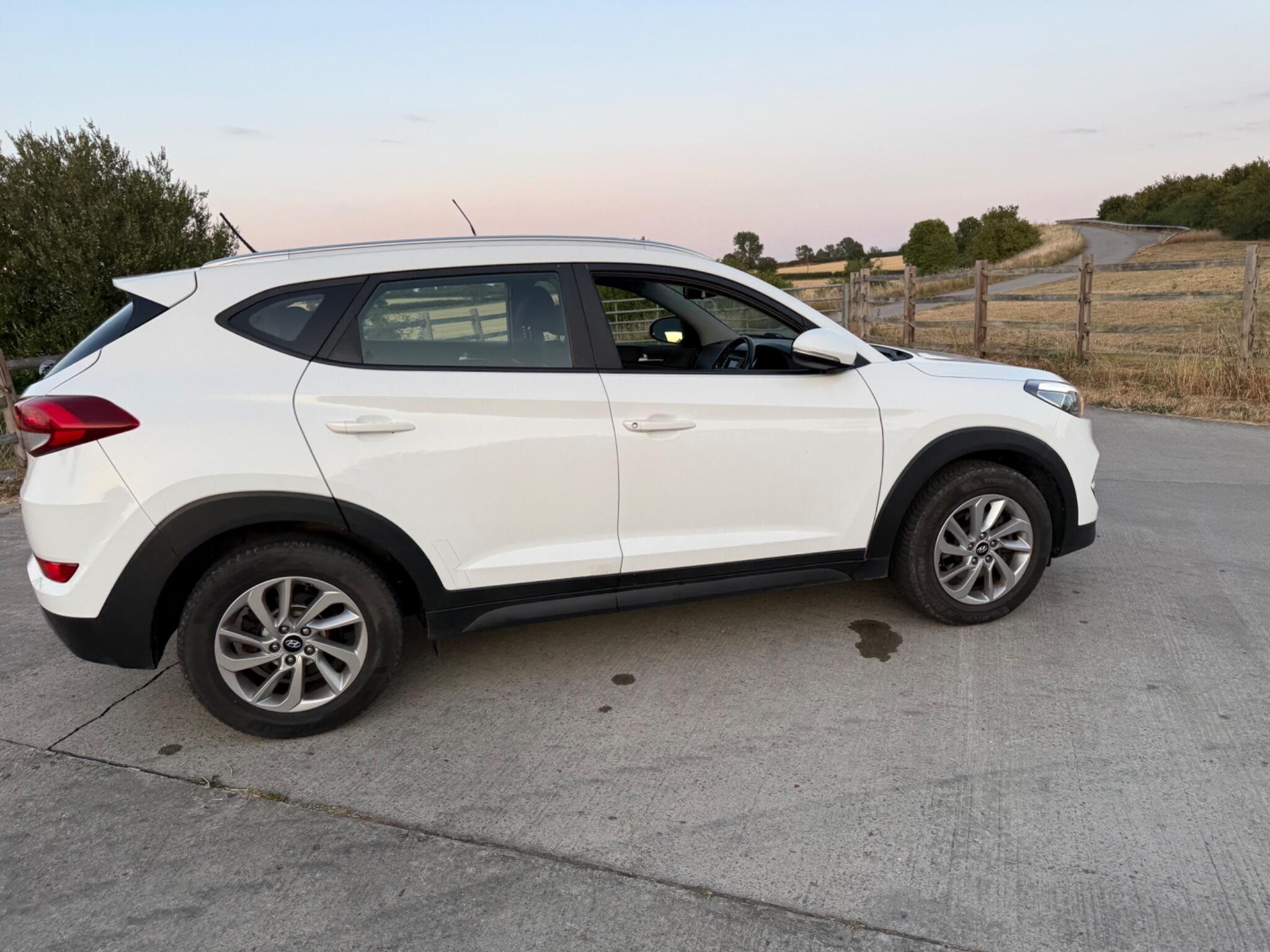 Hyundai TUCSON 2.0 CRDi Premium SE 4WD Euro 6 5dr — photo 77 of 102